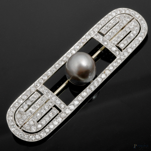 Spilla in oro bianco con perla centrale e pavè di brillanti, cm 7x2, peso gr 16,4