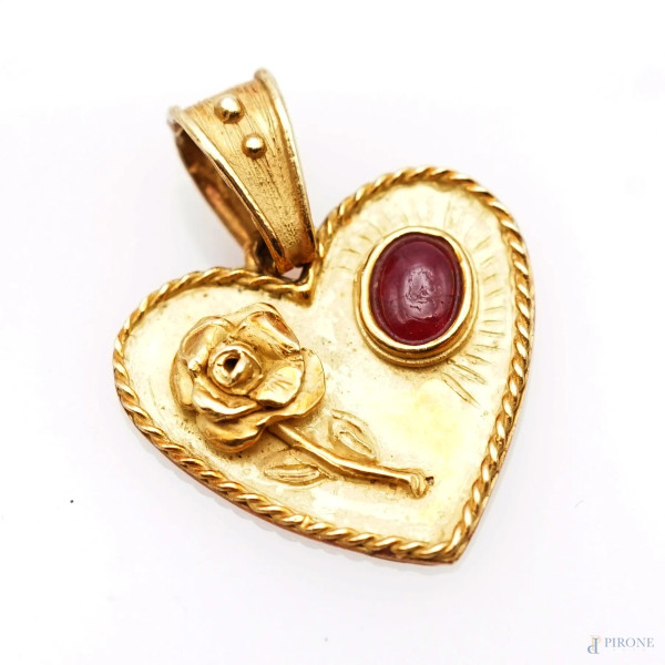 Ciondolo a forma di cuore in oro 18 Kt con un rubino decorato con una rosa, cm 2,7, peso gr. 4