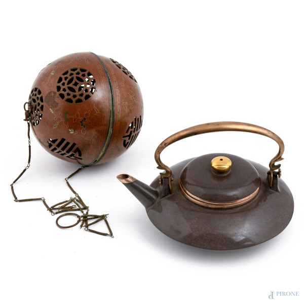 Lotto composto da una teiera ed un bruciaprofumi in metallo orientali, XX secolo, ,misure massime cm 18x16x13, (segni di usura)