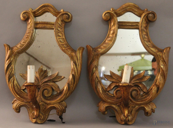 Coppia appliques a specchio ad una luce in legno intagliato e dorato, primi 900, h. 46 cm.