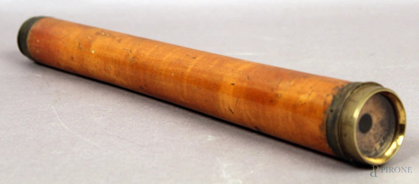 Antico cannocchiale in legno con finali in ottone, lunghezza 33 cm.