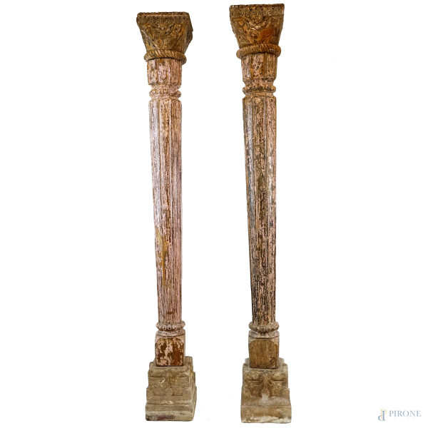 Coppia di colonne orientali in legno scolpito e laccato, cm h 225, (difetti)