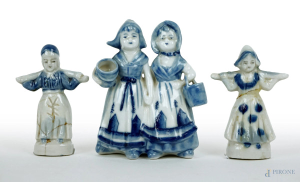 Lotto composto da tre sculture in porcellana bianca e blu raffiguranti contadine, cm h 11, XX secolo, (difetti).