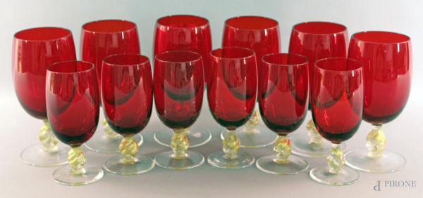 Lotto composto da sei calici da vino e sei calici da liquore in vetro di Murano, color rosso.