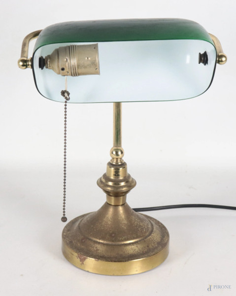 Lampada ministero da tavolo con base in ottone e paralume in vetro verde, XX secolo, altezza cm 32, (segni di usura, da revisionare)