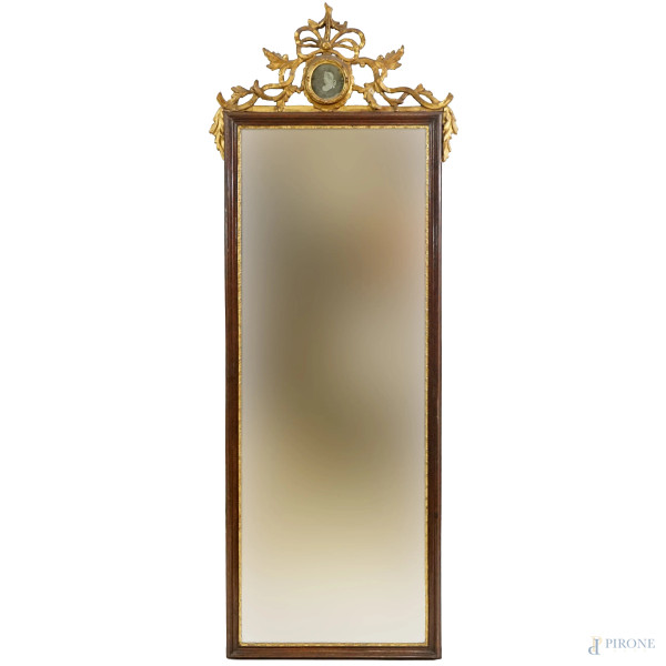 Specchiera di linea rettangolare,  XVIII-XIX secolo, cimasa dorata e scolpita a foggia di fiocco centrato da ovale con specchio a mercurio raffigurante profilo maschile,   cm h 147x54, (difetti)