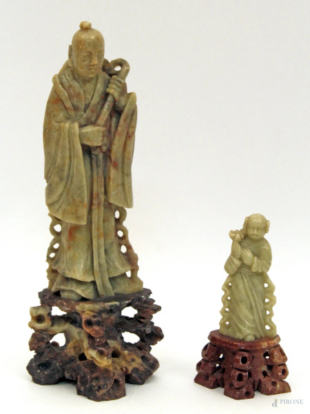 Lotto composto da due sculture in giadeite raffiguranti figure orientali, H massima 20,5 cm, primi &#39;900.