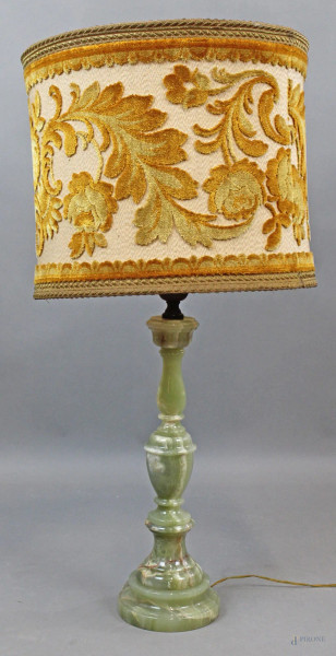 Lampada da tavolo in onice, completa di paralume, altezza cm. 71, XX secolo.