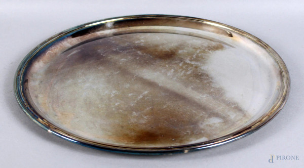 Vassoio di linea tonda in argento diametro 35 cm, gr. 810.