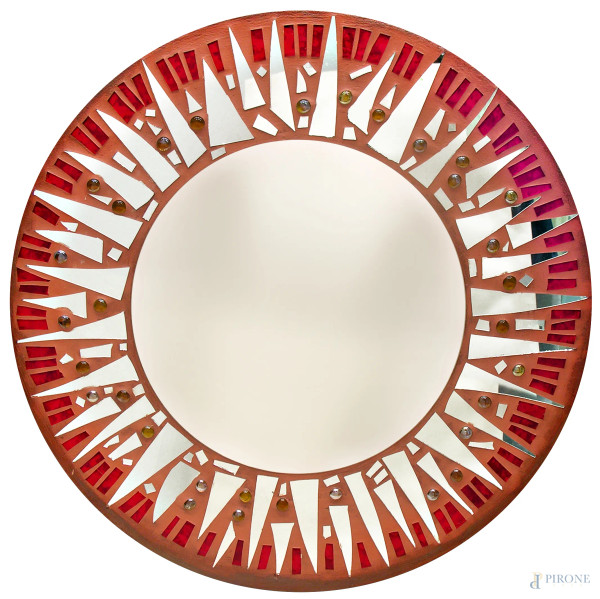 Giovanni Camponeschi (1952-), Specchiera con struttura in legno e decorazione a mosaico di specchi, inserti di vetro colorato e sfere di pasta vitrea, diametro cm 80