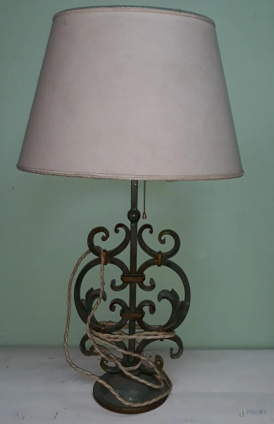Lampada in ferro batturo, completo di paralume, h. 66 cm.