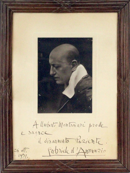 Gabriele D'Annunzio, fotografia autografa del 1931 con dedica, cm 22x16,5, entro cornice, (difetti sulla foto).