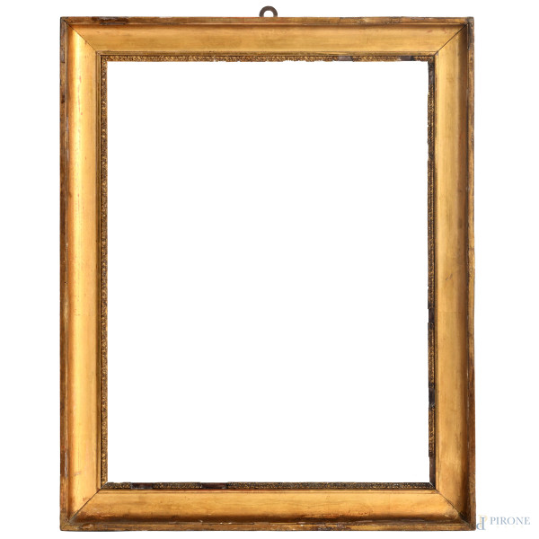 Cornice in legno intagliato e dorato, XIX secolo, cm 75x59, battente cm 64x49, (cadute doratura, scalfiture, rotture)