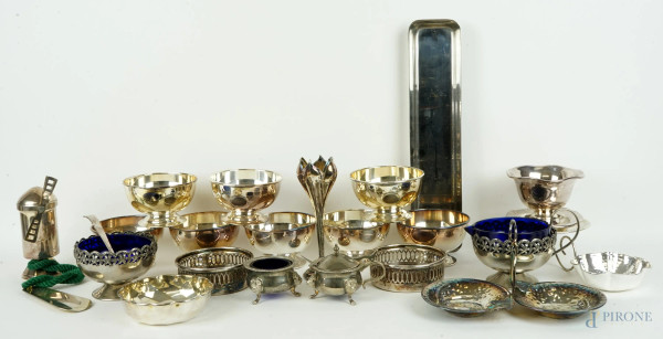 Lotto di vari oggetti in metallo argentato, alt. max cm 16, XX secolo