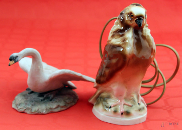 Lotto di un uccello in maiolica, montato a lampada h. 20 cm ed un cigno in bisquit, h. 10 cm