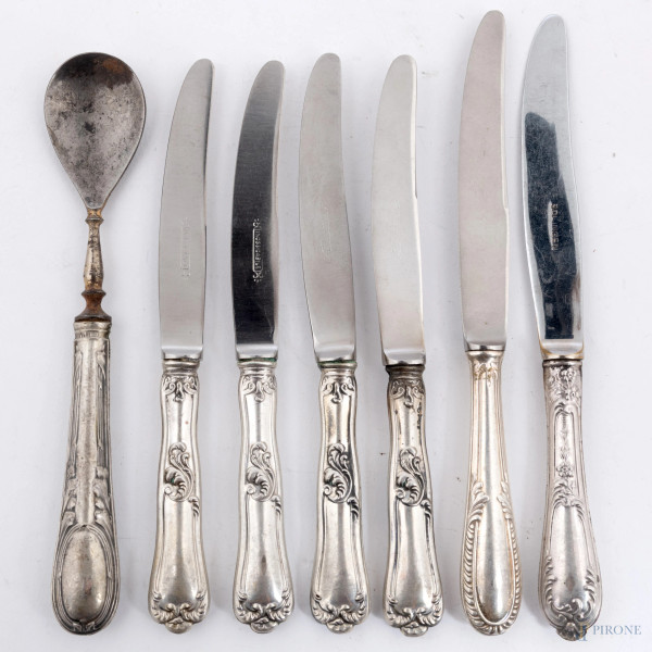 Lotto di 6 coltelli e un cucchiaino con manico in argento 800/000 di diverse manifatture, lunghezza massima 17, peso lordo complessivo gr 230