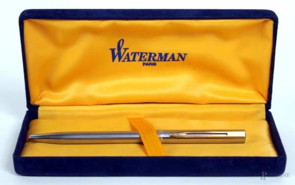Waterman, penna biro in metallo argentato, finiture dorate, entro custodia.