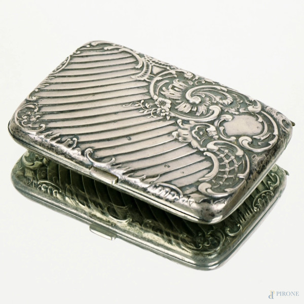 Portasigarette in argento con decori floreali a sbalzo, XX secolo, peso gr.45, (segni del tempo).