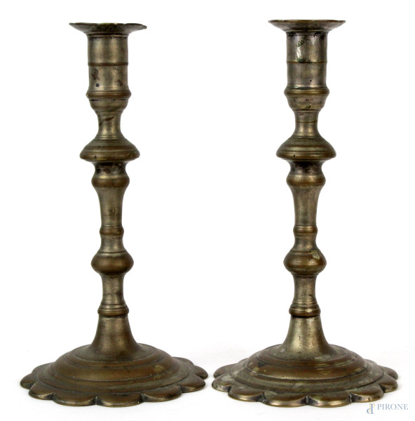 Coppia di candelieri in metallo argentato, fusto tornito, base smerlata, altezza cm. 24, (usure e segni del tempo)