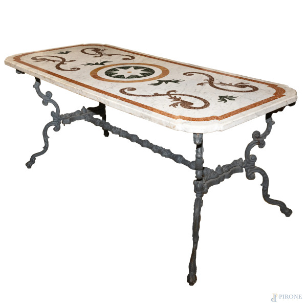 Tavolo con struttura in ferro e piano in commesso di marmi, XX secolo, cm 75x184x79, (segni di usura, graffi, scalfiture, difetti)
