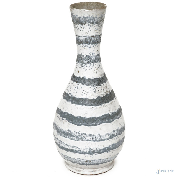 Vasetto in ceramica bianca e grigia con decori circolari, XX secolo, altezza cm 20,5 (difetti)