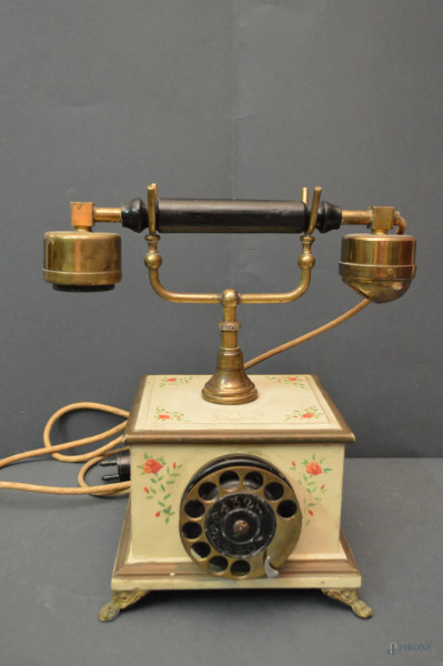 Vecchio telefono in legno laccato