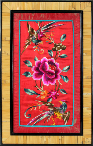 Batik raffigurante fiori e volatili, cm. 43x24, entro cornice.