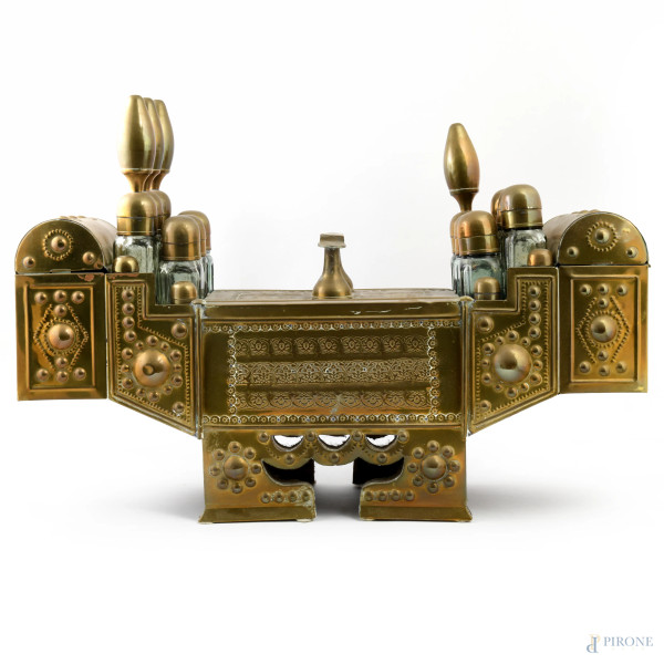 Lustrascarpe in ottone e vetro con decori a incisione e sbalzo di ispirazione mediorientale, seconda metà del XX secolo, cm 52x72x19, (segni di usura, difetti)