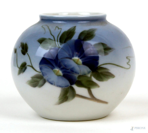 Vasetto a sfera in porcellana con decoro a fiori blu, marchio Royal Copenaghen, XX secolo, cm h 9