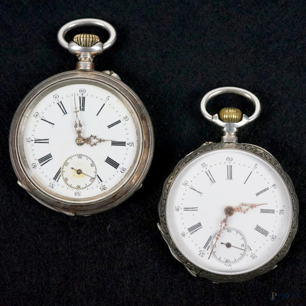 Due orologi da tasca in argento, fine XIX-inizi XX secolo, quadranti a numeri romani, misure max cm h 6,5x5,5, (meccanismi da revisionare)