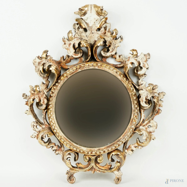 Piccola specchiera fiorentina in legno intagliato e dorato, cornice scolpita a foglie d'acanto, cm 48,5x39, (difetti).