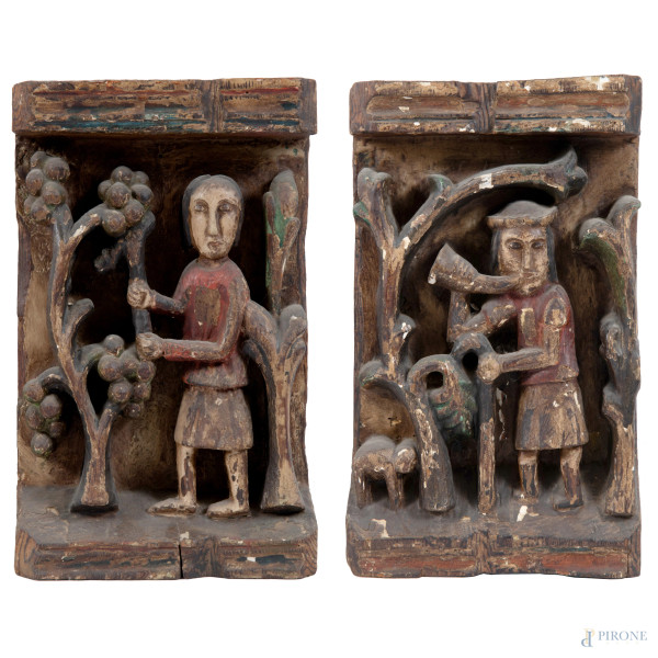 Due pannelli in legno intagliati e dipinti in policromia con figure al lavoro, XX secolo, cm 37x22x6,5, (scalfiture, mancanze, difetti, segni di usura)