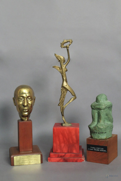 Lotto composto da tre premi al Maestro Rolando Nicolisi, a soggetti e materiali diversi, H 50 cm.