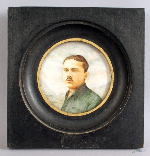 Ritratto d&#39;uomo, miniatura ad assetto tondo diametro 8,5 cm, firmata Berardi, entro cornice.