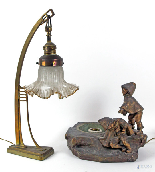 Lotto di due lampade da tavolo, una in ottone con paralume in vetro a tulipano e l'altra in bronzo con coppia di fanciulli, alt. max cm 43, XX secolo, (difetti e mancanze).