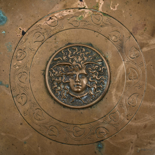 Centrotavola in bronzo con medusa a rilievo al cavetto, XX secolo, cm 8,5x24x20, (segni di usura)