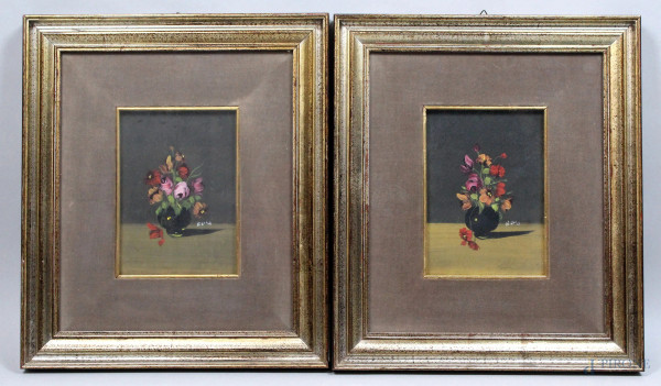 Coppia di vasi con fiori, olio su cartone telato, cm. 17x12, firmati, entro cornice.