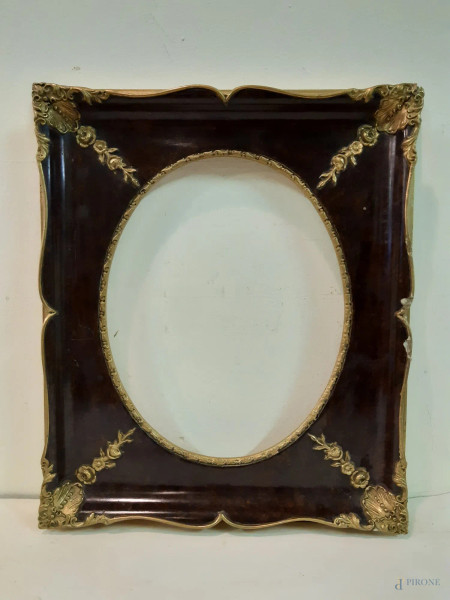 Cornice in legno con interno ovale e particolari dorati 35x40 cm, luce 23x29,5 cm.