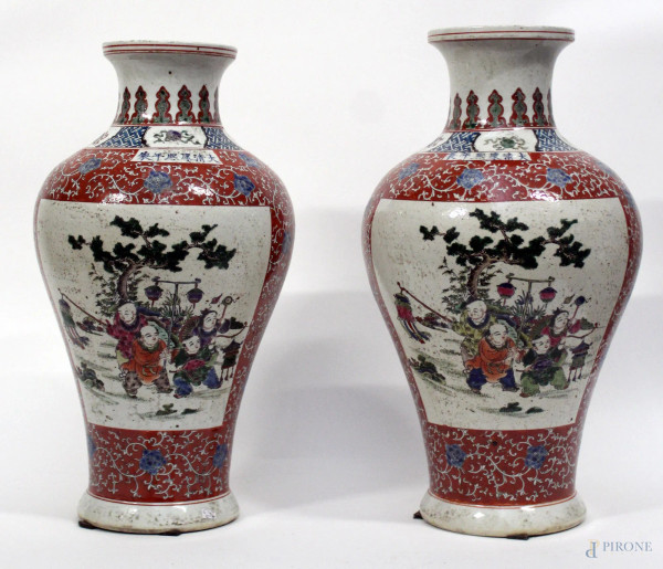 Coppia di vasi in porcellana a decoro di fiori e paesaggi con figure, famiglia rosa, XIX sec., H 48 cm.