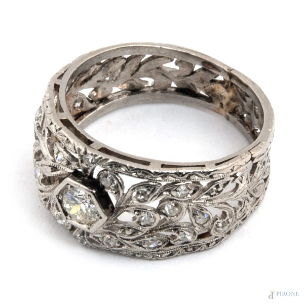 Anello in platino con centrale di diamante, misura 14, peso lordo complessivo gr 5,6