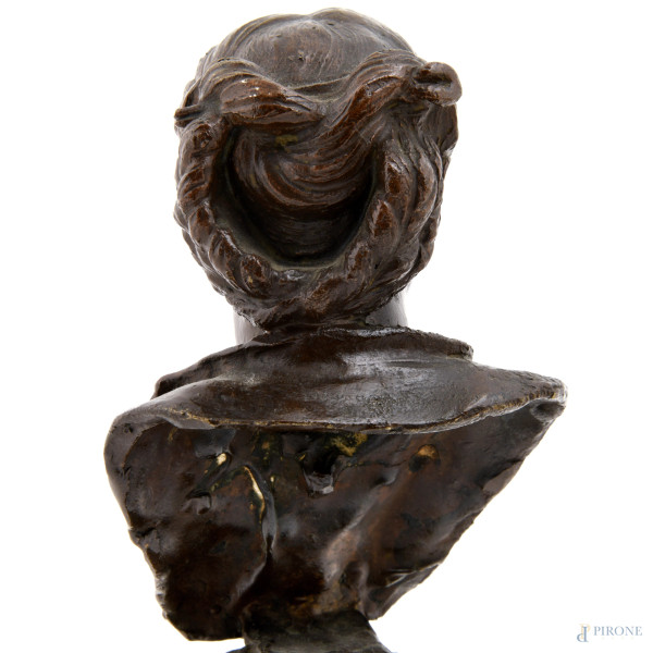 Lotto di due bustini in bronzo patinato raffiguranti un'anziana e una giovane donna, XX secolo, a...