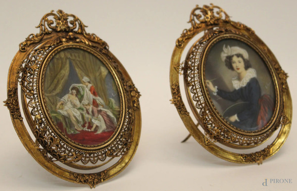 Coppia di miniature a soggetto d&#39;interno e dama, dipinti su avoriolina ad assetto ovale, cm 8 x 6, firmato entro cornici in ottone.