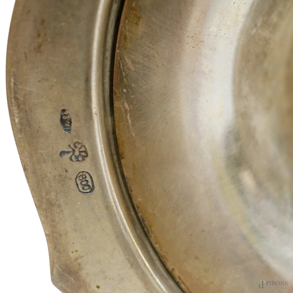 Coppia di candelieri in argento a sei fuochi, con decori cesellati, Milano, XX secolo, peso lordo...