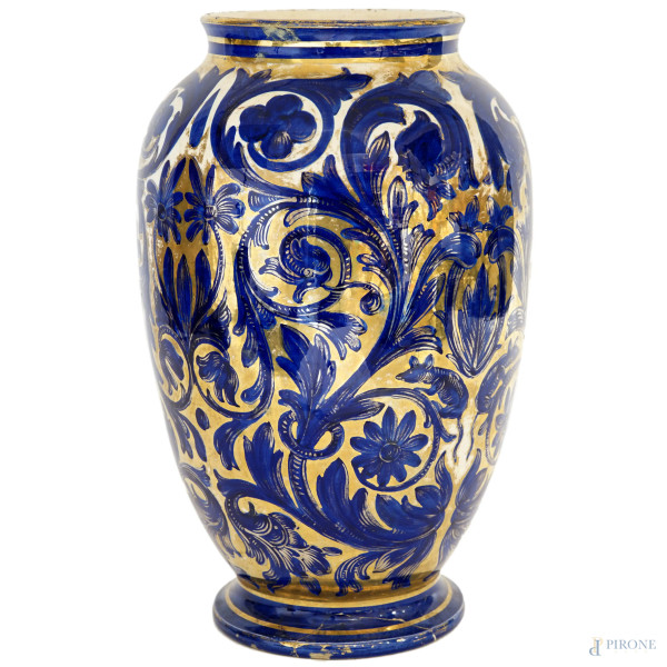 Vaso in ceramica a lustro, decorato a tralci vegetali e floreali, marca sotto la base, cm h 33, (difetti e restauri)