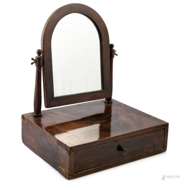 Psiche da toletta in legno impiallacciato con cassettino portagioie al fronte, XX secolo, cm 44x35,5x29, (segni di usura, scalfiture, cadute di impiallacciatura, restauri, difetti) 