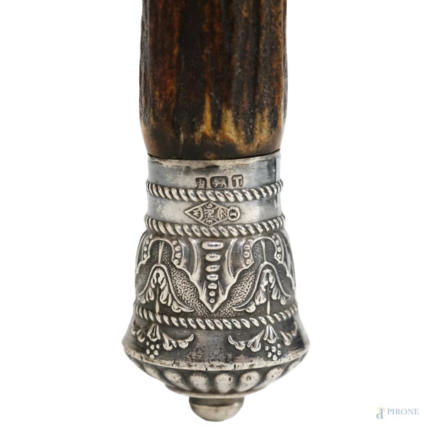 Lotto composto da una pinza per salumi e un raccoglibriciole in metallo argentato con finiture in...