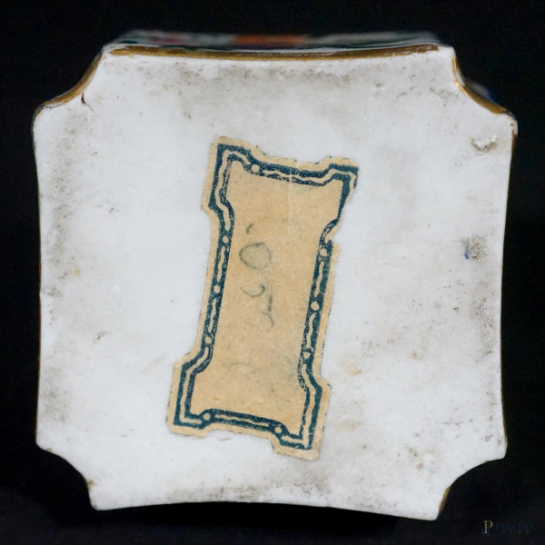 Bottigliette portaprofumo in porcellana policroma a decori floreali, XIX secolo, cm h 7,5x5x5, (d...