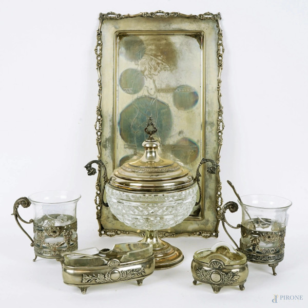 Lotto composto da una zuccheriera, due salierine con cucchiaini, un vassoio, due bicchierini in vetro, argento e metallo argentato,  misure max cm 29x16.