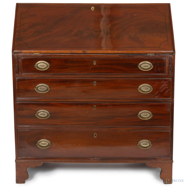 Ribalta impiallacciata in mogano con fronte scandito da quattro cassetti in colonna e ribalta celante vano scrittoio rivestito in cuoio panna e oro e cassettini portaoggetti, XX secolo, cm 109x96x53, (segni di usura, difetti, graffi, scalfiture)