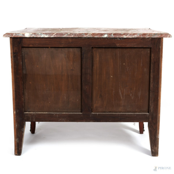Commode in legno impiallacciato e intarsiato in varie essenze con fronte mosso scandito da tre ca...